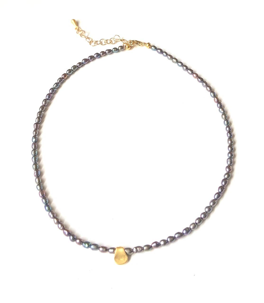 Heather Kahn - Delicate Pearl Necklace: Peacock Grey