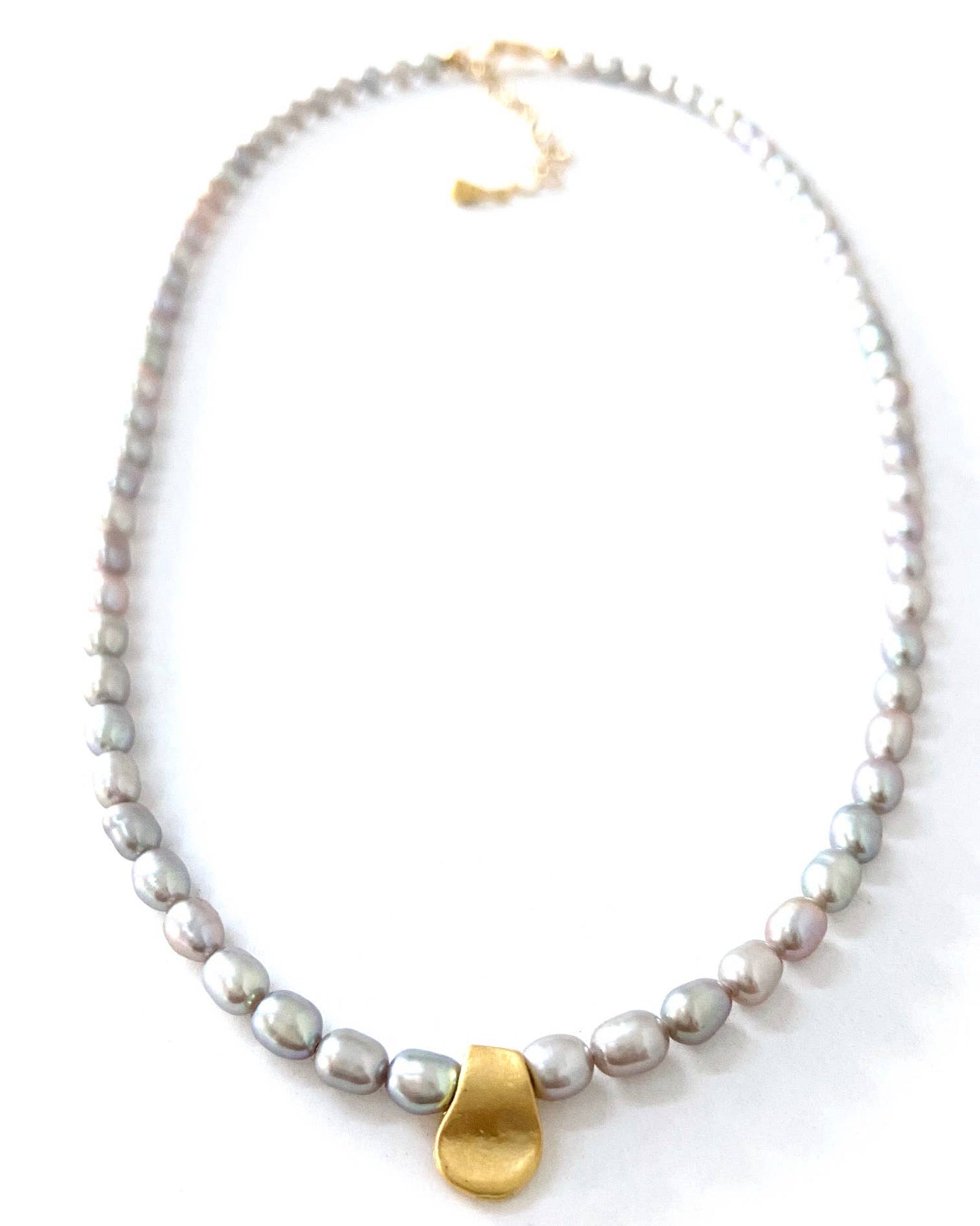 Heather Kahn - Delicate Pearl Necklace: Peacock Grey