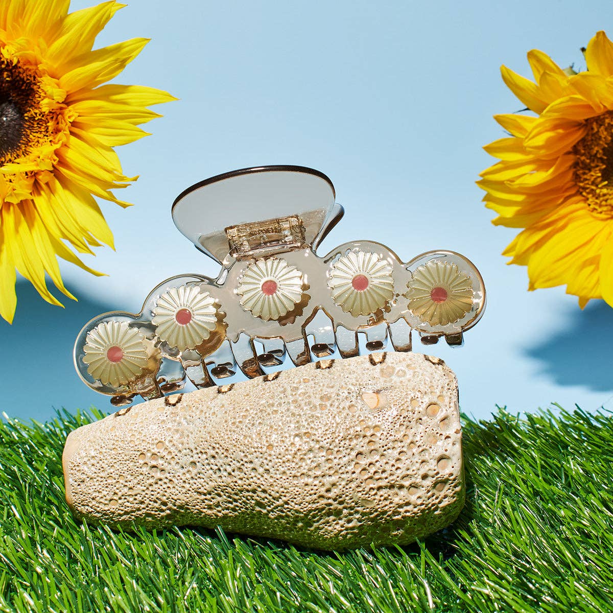 WINONA IRENE - Daisy Flower XL Hair Claw Clip in Clear Brown Acetate