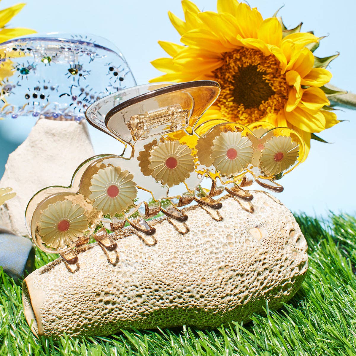 WINONA IRENE - Daisy Flower XL Hair Claw Clip in Clear Brown Acetate