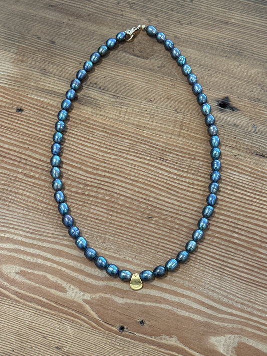 Heather Kahn - Delicate Pearl Necklace: Peacock Grey