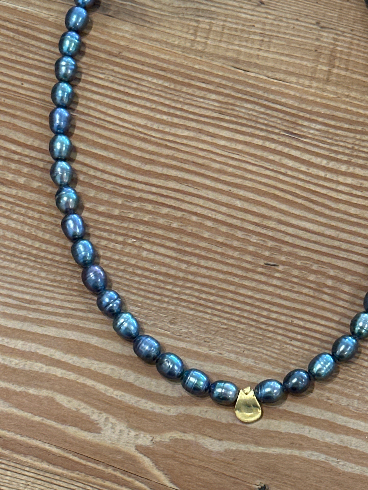 Heather Kahn - Delicate Pearl Necklace: Peacock Grey